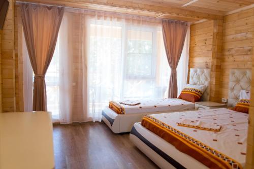 Imagen de la habitación del отель из бруса. Foto 10