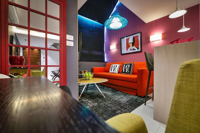 Imagen de los interiores del 21st Floor 360 Suitop Hotel. Foto 7