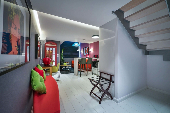 Imagen de los interiores del 21st Floor 360 Suitop Hotel. Foto 9