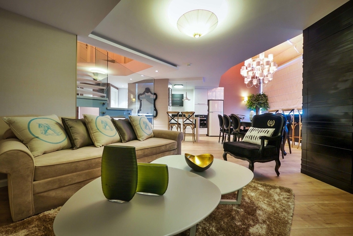 Imagen de los interiores del 21st Floor 360 Suitop Hotel. Foto 10