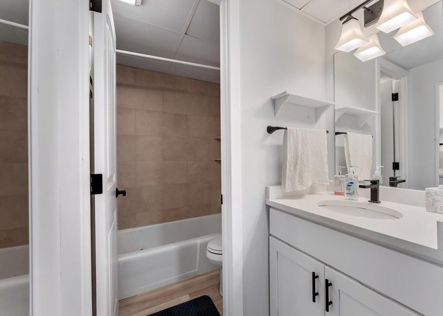 Imagen de la habitación del 2200 Atlantic Ave, Unit 105. Foto 3