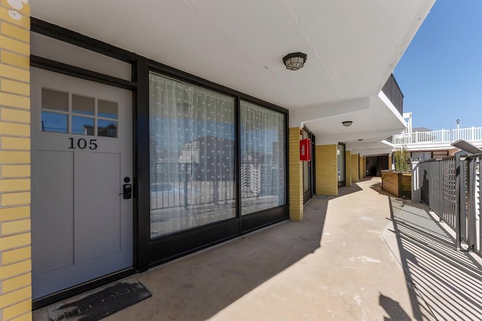 Imagen de los exteriores del 2200 Atlantic Ave, Unit 105. Foto 14
