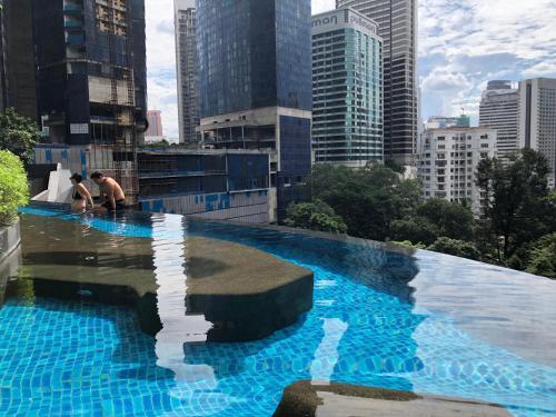 Imagen de la piscina del 8 Kia Peng Suites KLCC by Luna. Foto 17
