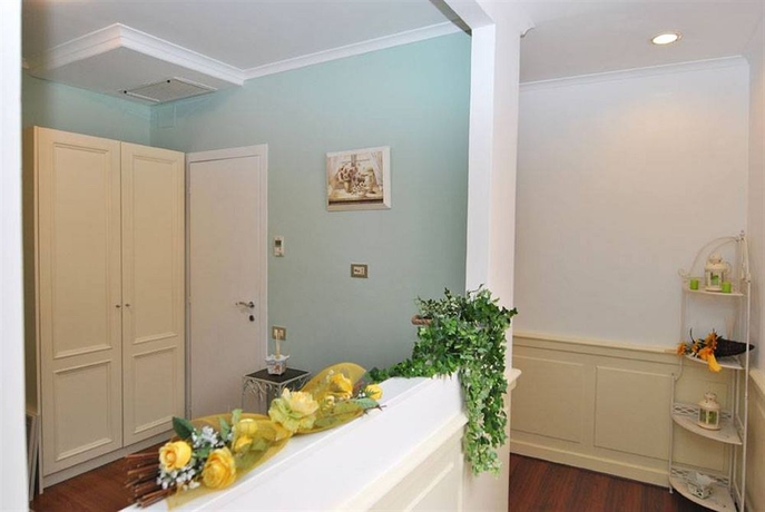 Imagen de los interiores del 95 Rooms In Rome. Foto 16