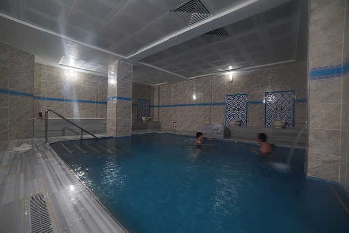 Imagen de la piscina del ŞAHİN TERMAL OTEL VE SPA. Foto 10