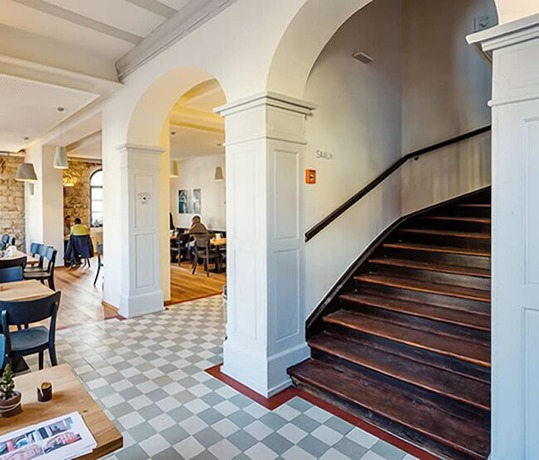 Imagen de los interiores del ALTES SPITAL Hotel Café Bar Restaurant. Foto 12