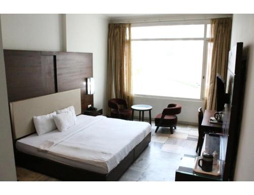 Imagen de la habitación del AMR Hotel, Katra. Foto 18