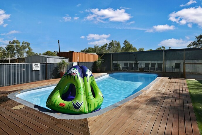 Imagen de la piscina del Aaok Moondarra Accommodation Village. Foto 27