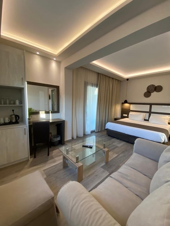 Imagen de la habitación del Abaton Luxury Resort. Foto 13