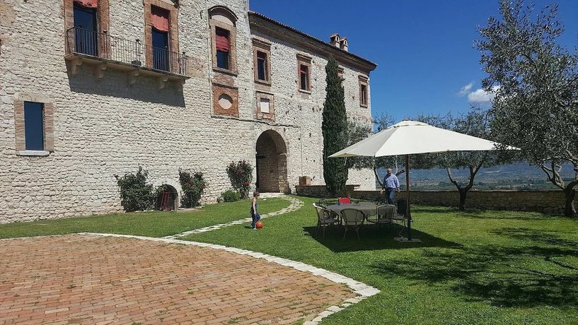 Imagen de los exteriores del Abbazia di San Pastore. Foto 12