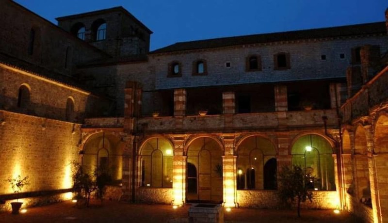 Imagen de los exteriores del Abbazia di San Pastore. Foto 13