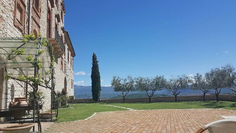 Imagen de los exteriores del Abbazia di San Pastore. Foto 14