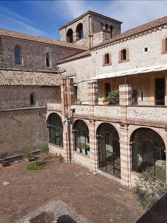 Imagen de los exteriores del Abbazia di San Pastore. Foto 16