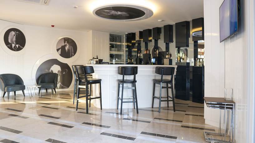 Imagen del bar/restaurante del Acroter Hotel and Spa. Foto 2