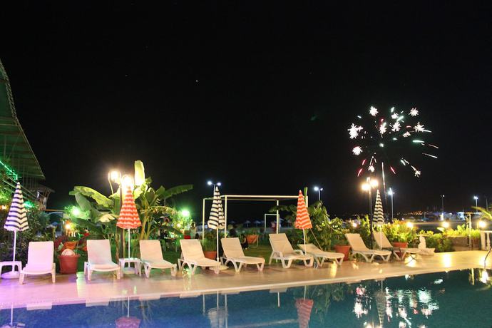 Imagen de la piscina del Adahan Hotel. Foto 12