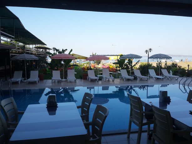 Imagen del bar/restaurante del Adahan Hotel. Foto 2
