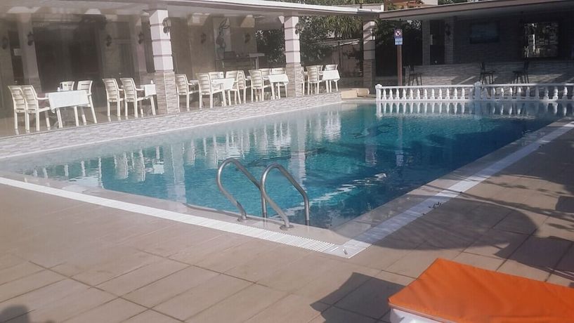 Imagen de la piscina del Adahan Hotel. Foto 17