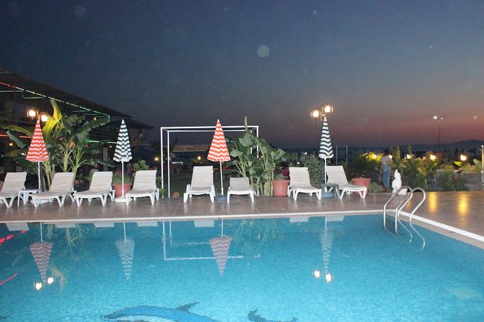 Imagen de la piscina del Adahan Hotel. Foto 18