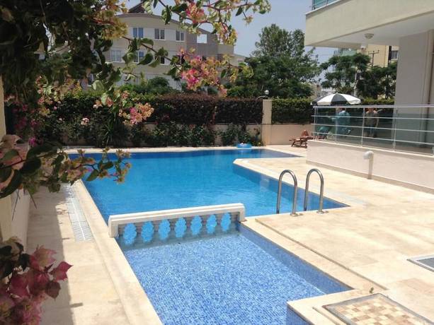 Imagen de la piscina del Address Residence Suite Hotel. Foto 19