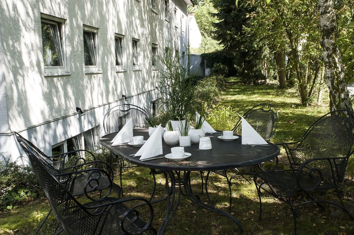 Imagen de los exteriores del Airport Hotel By The New Yorker. Foto 14