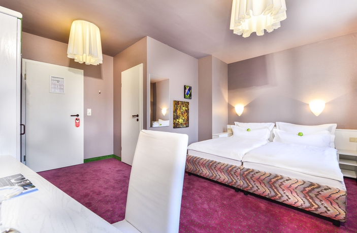 Imagen de la habitación del Airport Hotel By The New Yorker. Foto 11