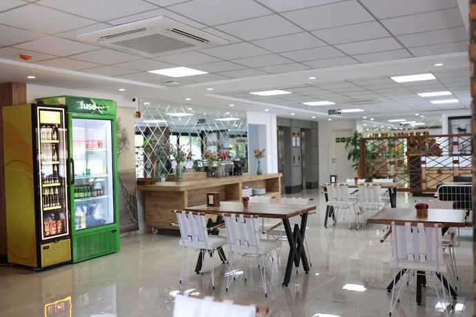 Imagen del bar/restaurante del Akdeniz Yaşam Otel. Foto 3