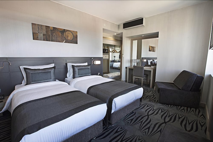 Imagen de la habitación del Akoni Hotel. Foto 9