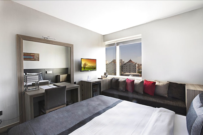 Imagen de la habitación del Akoni Hotel. Foto 11