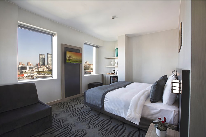 Imagen de la habitación del Akoni Hotel. Foto 14