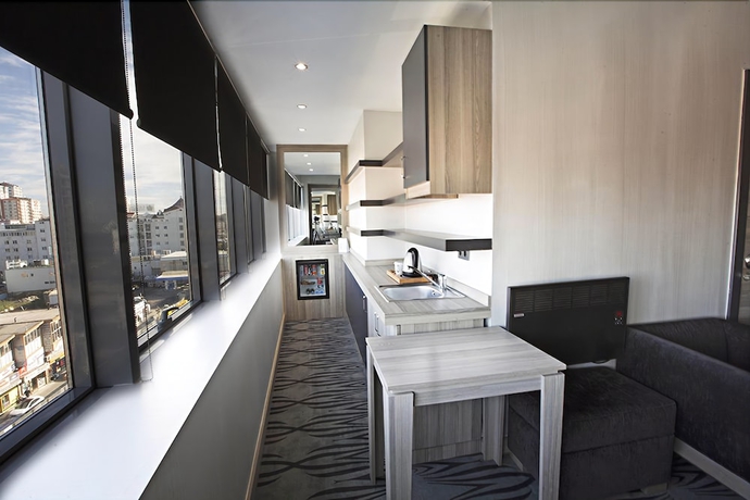 Imagen de la habitación del Akoni Hotel. Foto 16