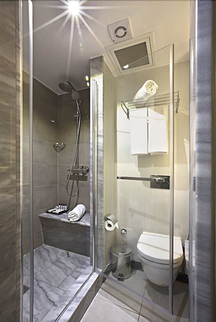 Imagen de la habitación del Akoni Hotel. Foto 18