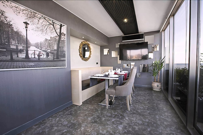 Imagen del bar/restaurante del Akoni Hotel. Foto 2