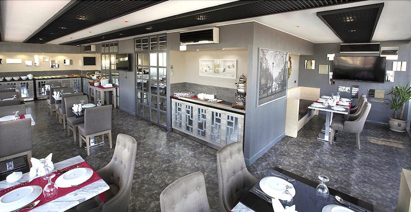 Imagen del bar/restaurante del Akoni Hotel. Foto 3