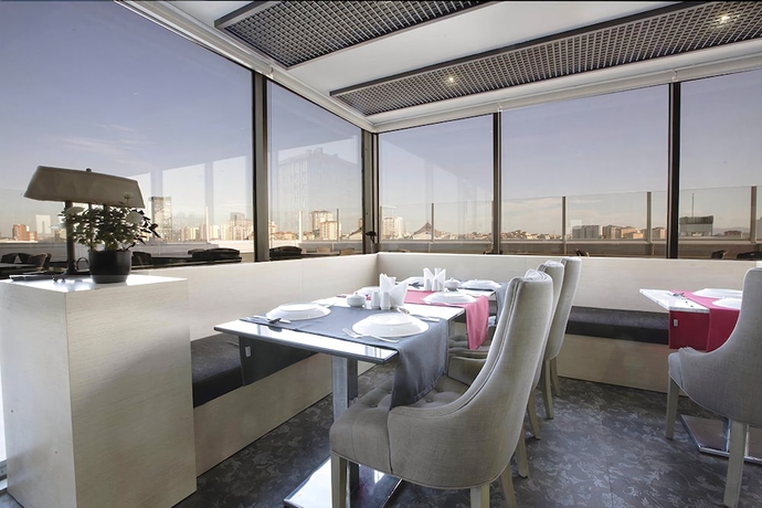 Imagen del bar/restaurante del Akoni Hotel. Foto 4