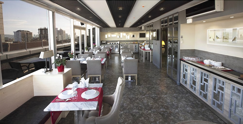 Imagen del bar/restaurante del Akoni Hotel. Foto 5