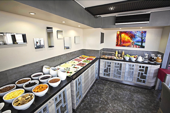 Imagen del bar/restaurante del Akoni Hotel. Foto 7