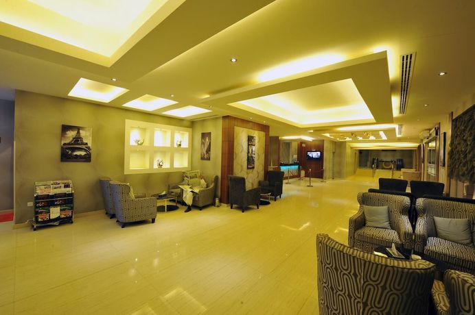 Imagen de los interiores del Al Janadriyah Suites 7. Foto 16