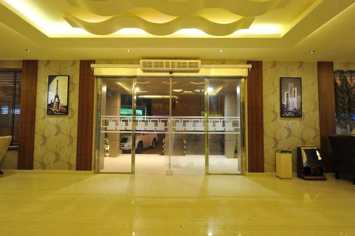 Imagen de los interiores del Al Janadriyah Suites 7. Foto 18