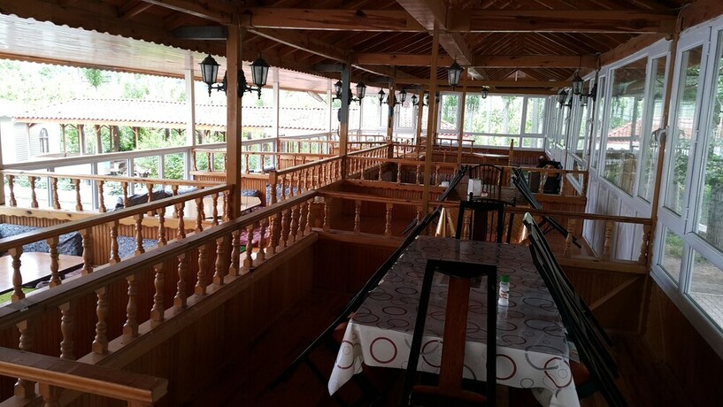 Imagen del bar/restaurante del Alanlar Alabalık Ve Otel. Foto 22