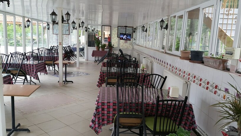 Imagen del bar/restaurante del Alanlar Alabalık Ve Otel. Foto 24