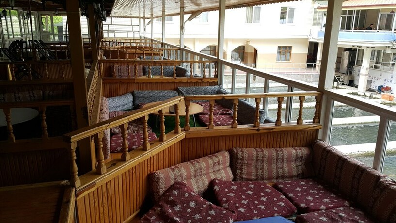 Imagen del bar/restaurante del Alanlar Alabalık Ve Otel. Foto 25