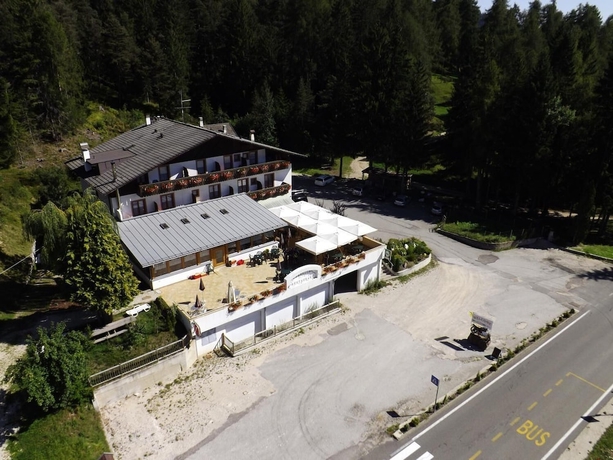 Imagen de los exteriores del Albergo Laugen Restaurant Bar Pins Romana Camper Parking Area. Foto 10