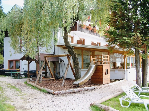 Imagen de los exteriores del Albergo Laugen Restaurant Bar Pins Romana Camper Parking Area. Foto 13
