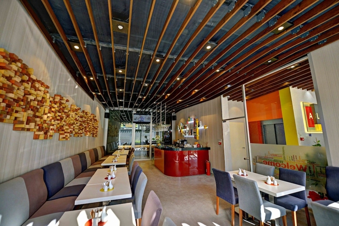 Imagen de los interiores del All Inn Hotel. Foto 16