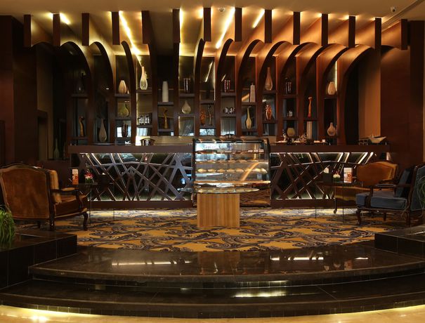 Imagen del bar/restaurante del Almuhaidb Faisaliah Hotel Suites. Foto 2