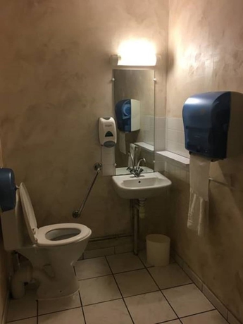 Imagen de la habitación del Alpha Hotel. Foto 10