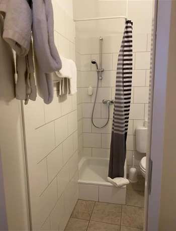 Imagen de la habitación del Alpha Hotel-Pension. Foto 7