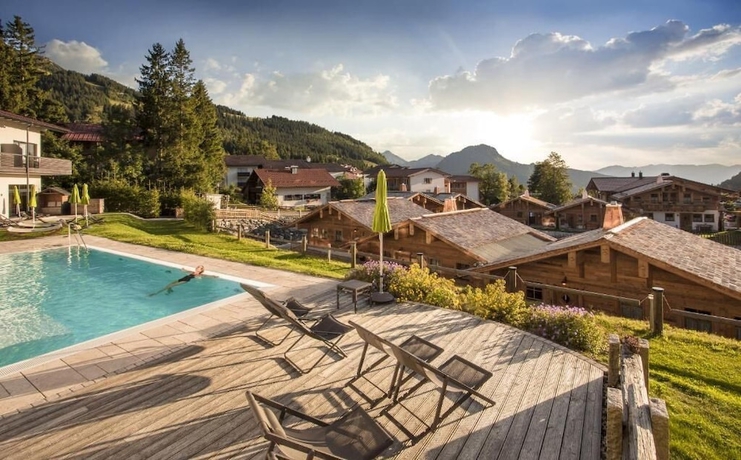 Imagen de la piscina del Alpin Chalets. Foto 16