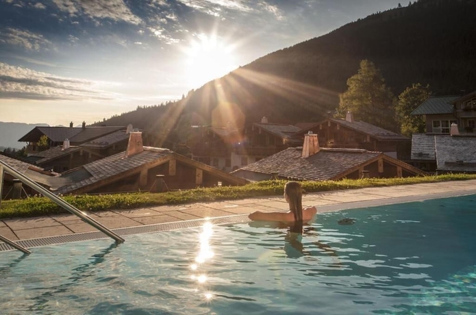 Imagen de la piscina del Alpin Chalets. Foto 17