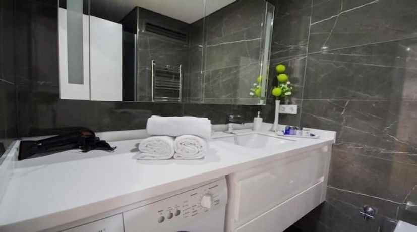 Imagen de la habitación del Alya Suit. Foto 13